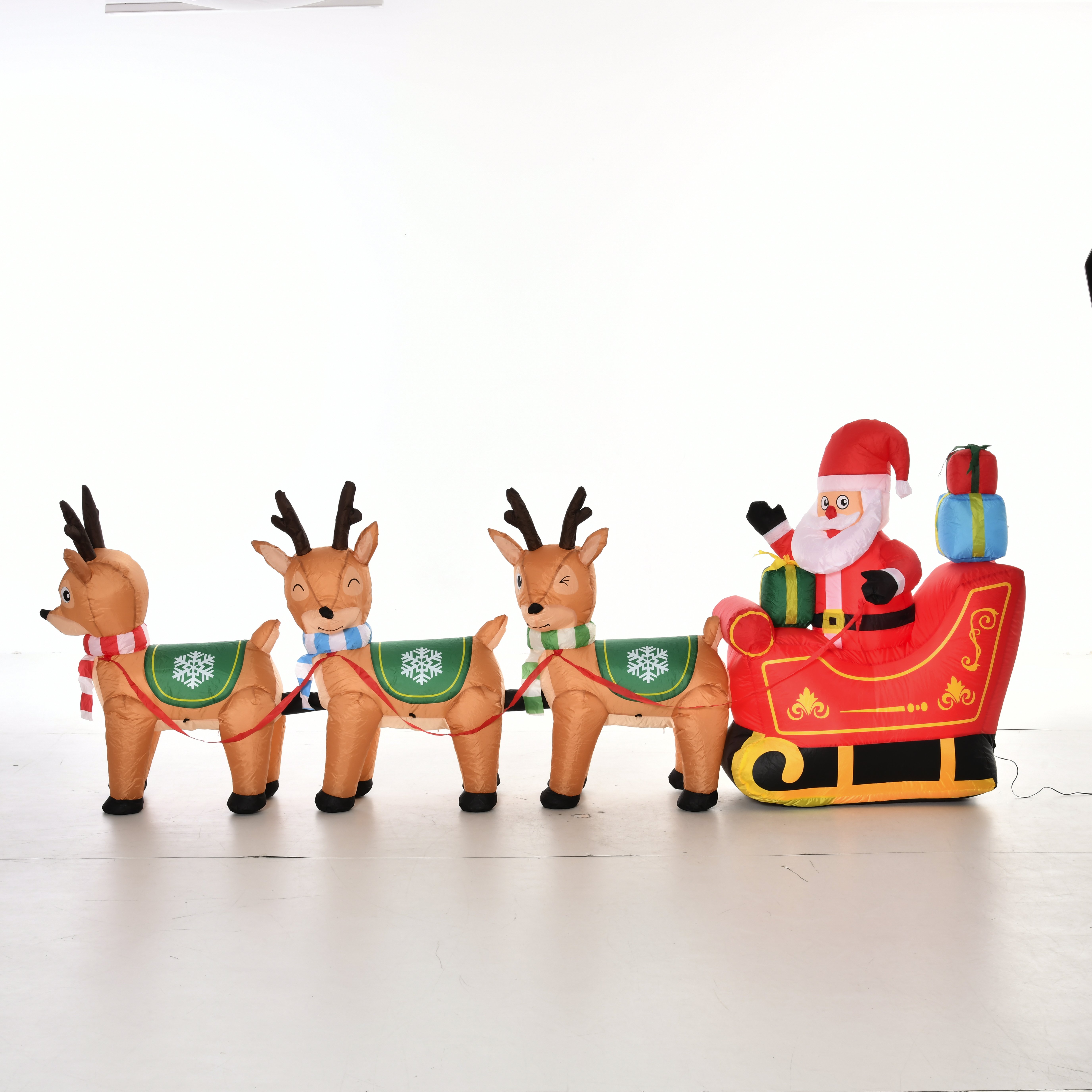 HOMCOM Aufblasbarer Weihnachtsmann auf Schlitten mit 3 Hirschen 1,3 m Weihnachtsdekoration mit Lichtern, automatisches Aufblasen aus Polyester Aosom.de