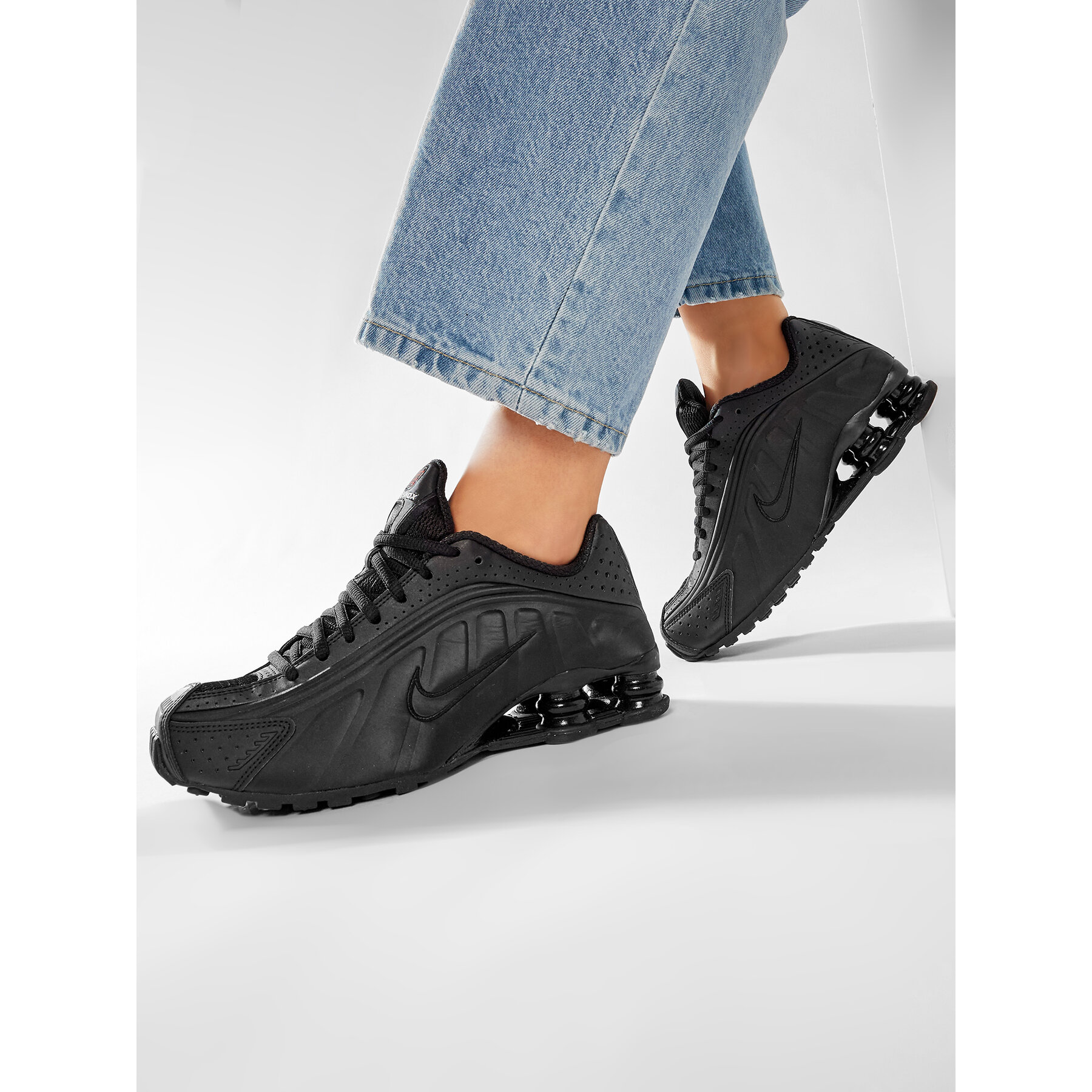 Sneakers Nike Shox R4 AR3565 004 Schwarz