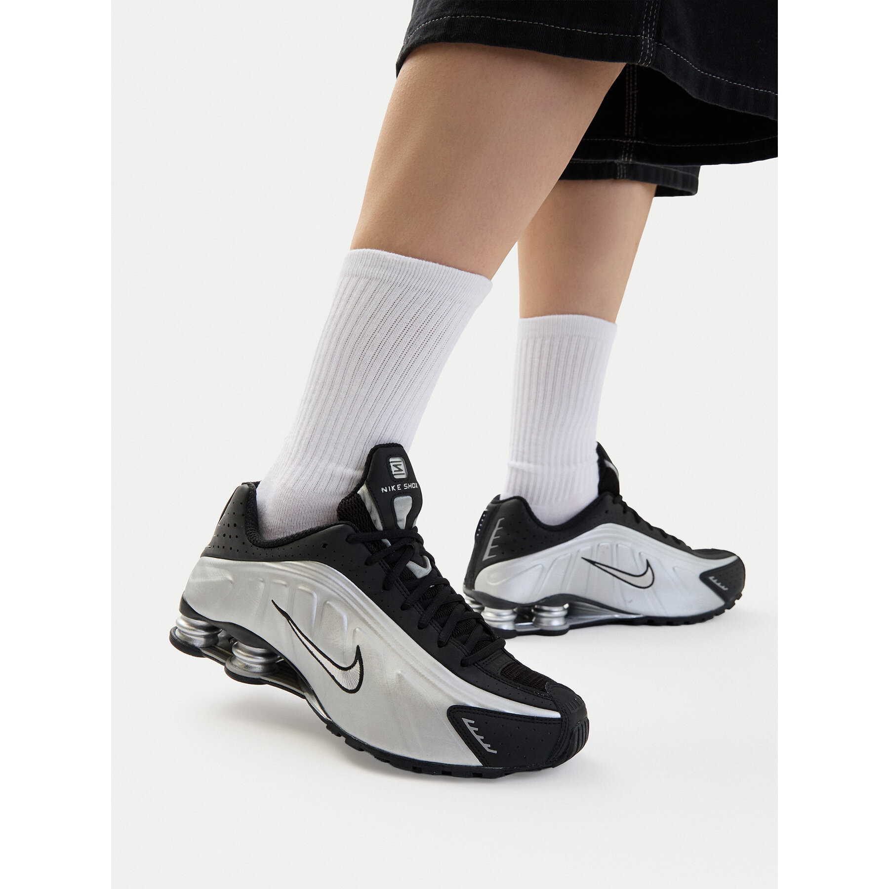 Sneakers Nike Shox R4 HQ1988 007 Silberfarben