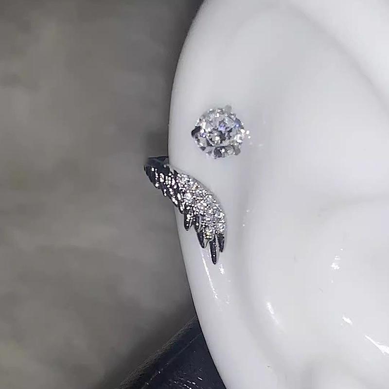 2 Stück Vielseitiger Exquisiter Glänzender Flügel Ohrknochen Nagel Für Frauen Personalisierte Piercing Ohrringe Schmuck Zubehör Geschenke gray