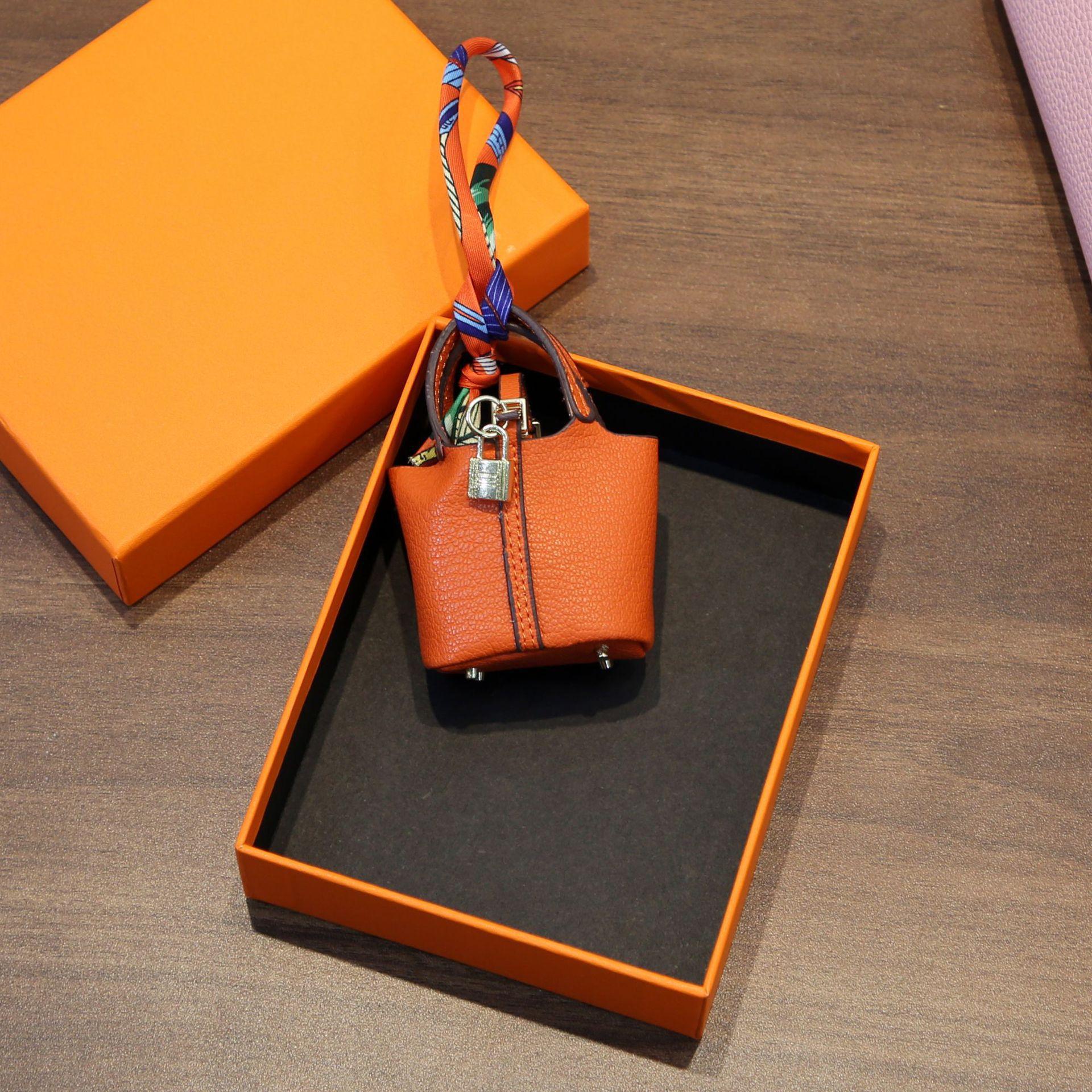 Mini Leder Kopfhörer Hülle Schlüsselanhänger - Niedlicher Kleiner Kopfhörer Halter Tasche Anhänger, Schlüsselring Anhänger für Handtaschen Rucksäcke 7.5*3.5*9cm orange