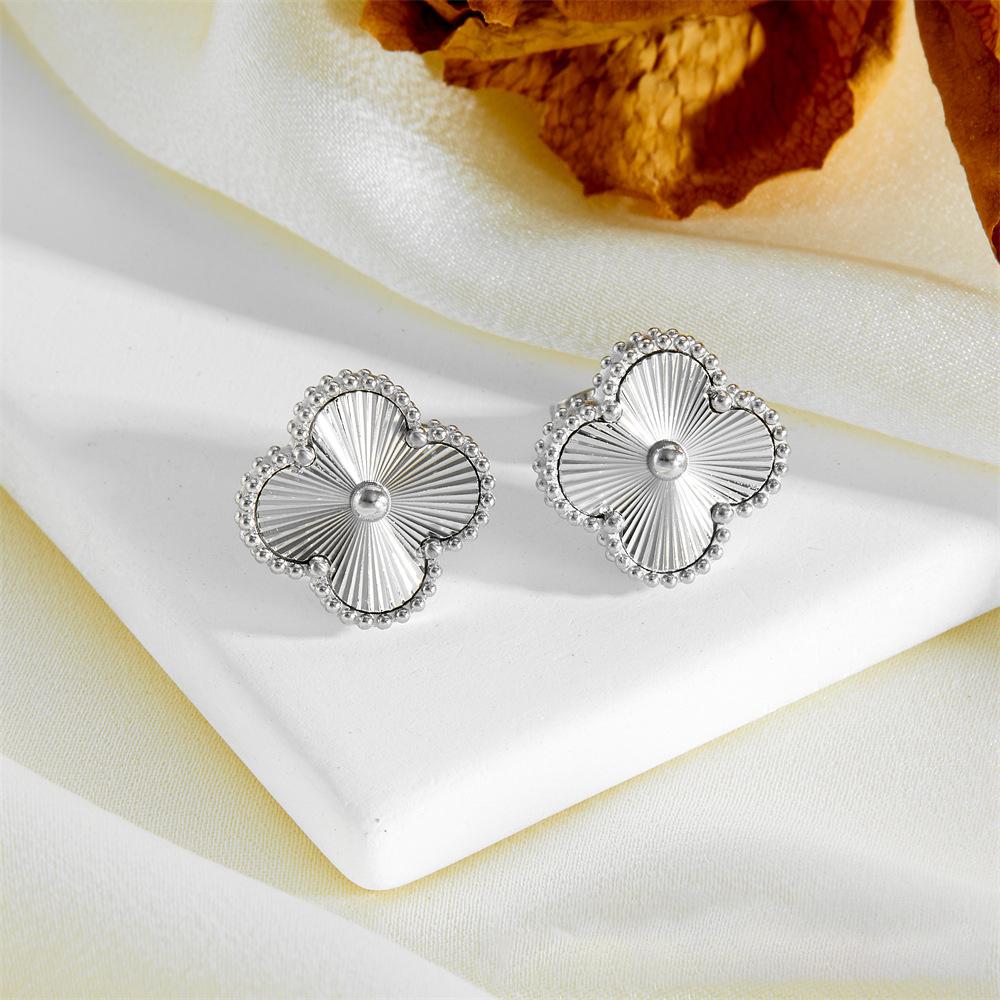 Titanstahl verliert nicht die Farbe Vierblättriges Kleeblatt Ohrringe Trend Persönlichkeit Netz Rot Glücksgras Ohrringe Hochwertige Damen Ohrringe silber