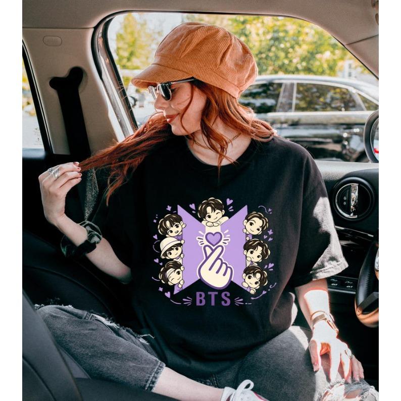 2026 Sommer Mode Trendiges T-Shirt BTS Chibi Shirt, Kpop Army Fingerherz Shirt, Süßes BTS Fan Geschenk, Kpop Liebhaber Shirt, Lila Army Fan Tee 4XL