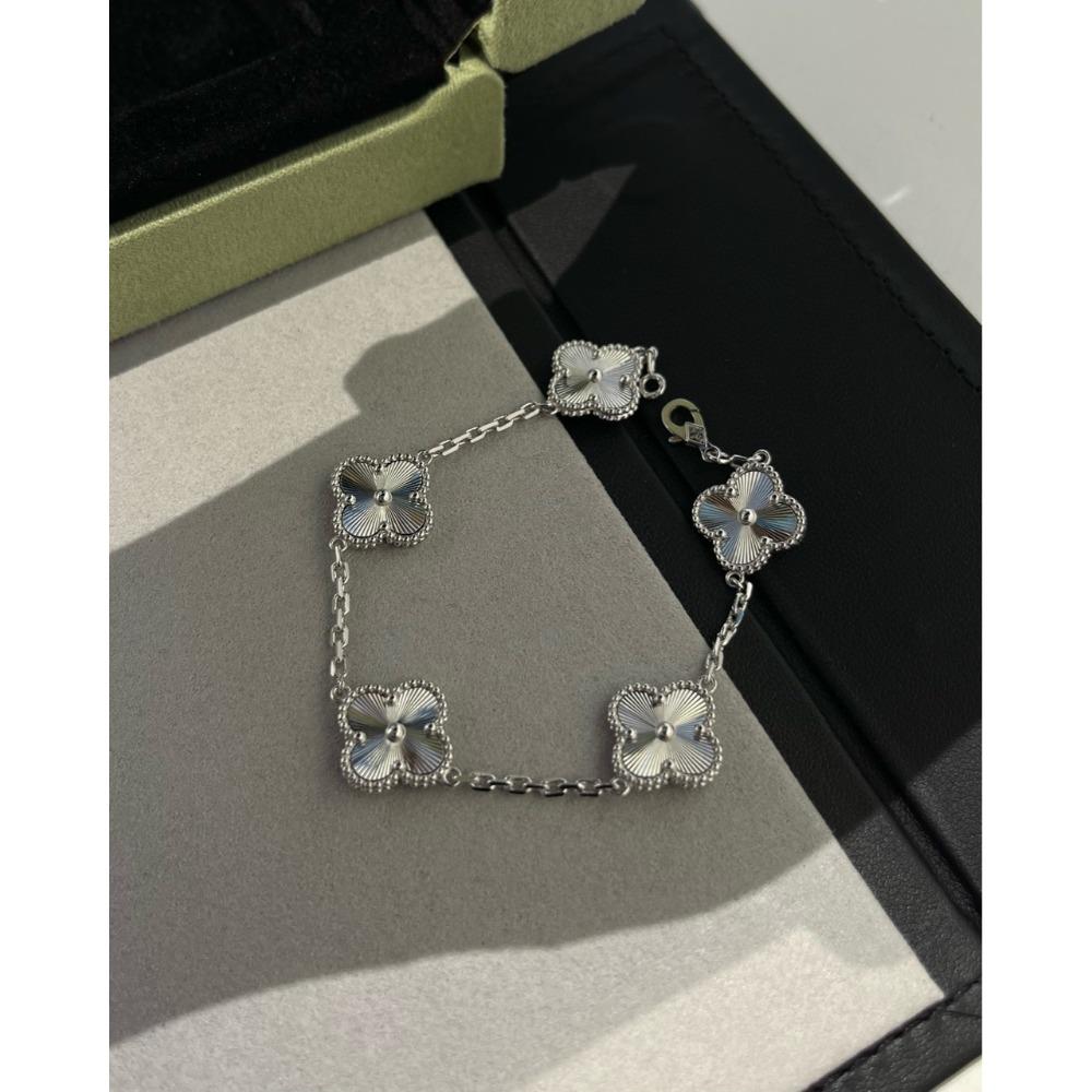 Fünfblüten Vierblättriges Kleeblatt Laser Armband Damen Leicht Luxuriös Nische Exquisiter Schmuck Hochwertiger Schmuck gray