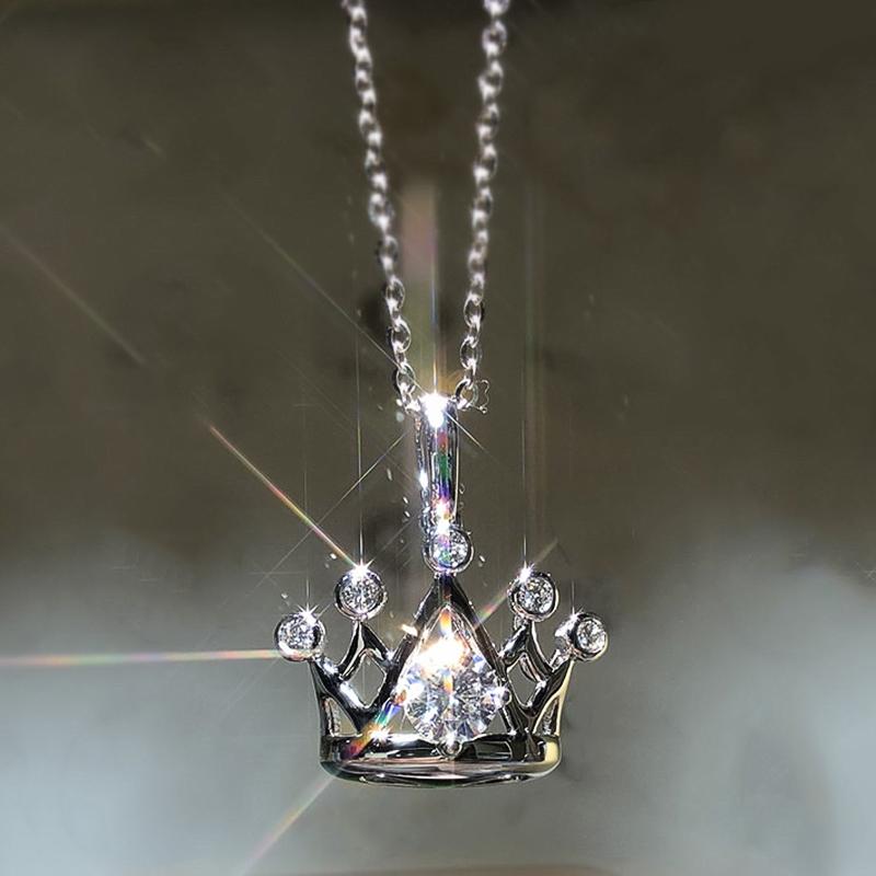 Huitan Klassisches Design Krone Anhänger Halskette für Damen Elegante Party-Accessoires Ausgefallene Mädchen-Halskette Geschenk Zeitloser Stil Schmuck gray