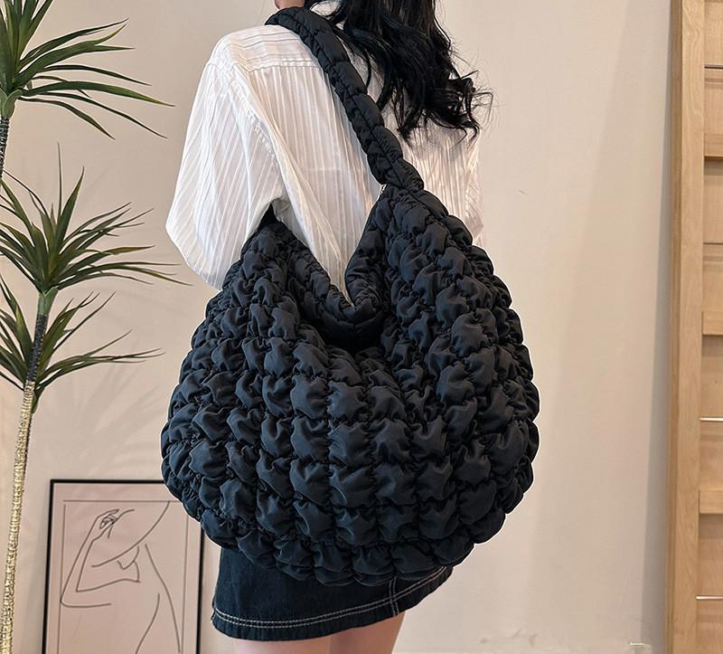 2025 Nischendesign Plissierte Wolkentasche für Damen Große Kapazität Schulter Umhängetasche Nylon Tragetasche Damen Handtaschen 47-38-21CM schwarz
