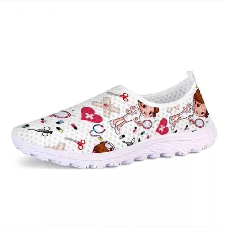 Damen Halbschuhe mit Cartoon-Print für Krankenschwester und Arzt, Damen-Sneakers, Schlupfschuhe, leichte Mesh-Freizeitschuhe, atmungsaktive Sommerschuhe 43 weiß