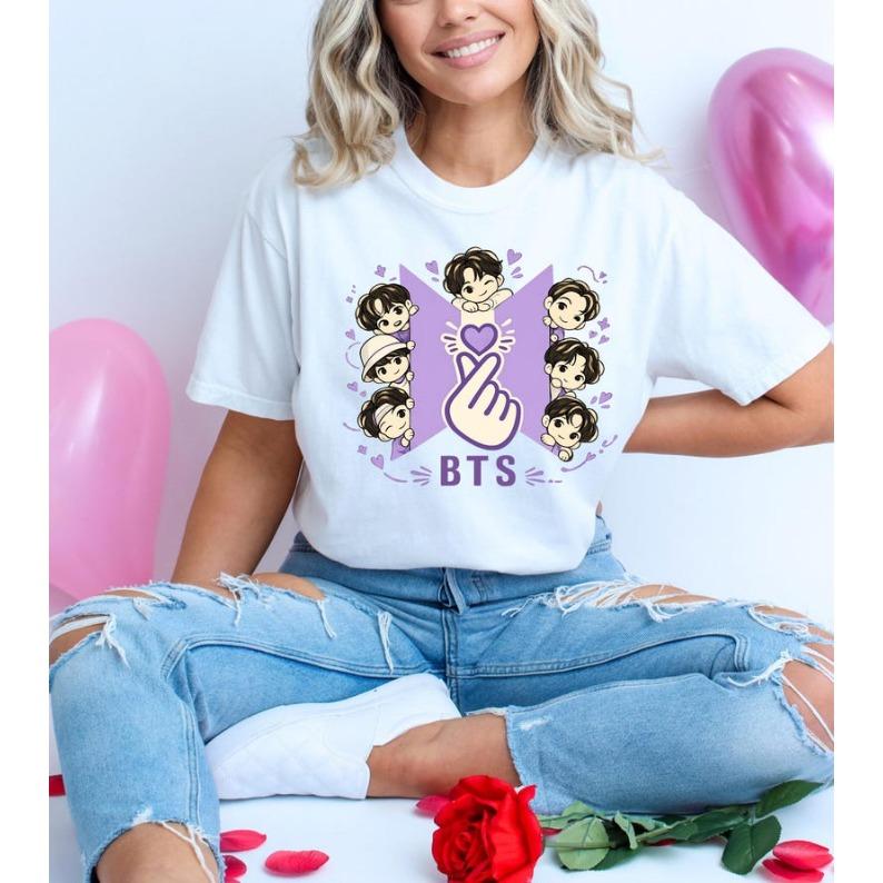 2026 Sommer Mode Trendiges T-Shirt BTS Chibi Shirt, Kpop Army Fingerherz Shirt, Süßes BTS Fan Geschenk, Kpop Liebhaber Shirt, Lila Army Fan Tee XXXL