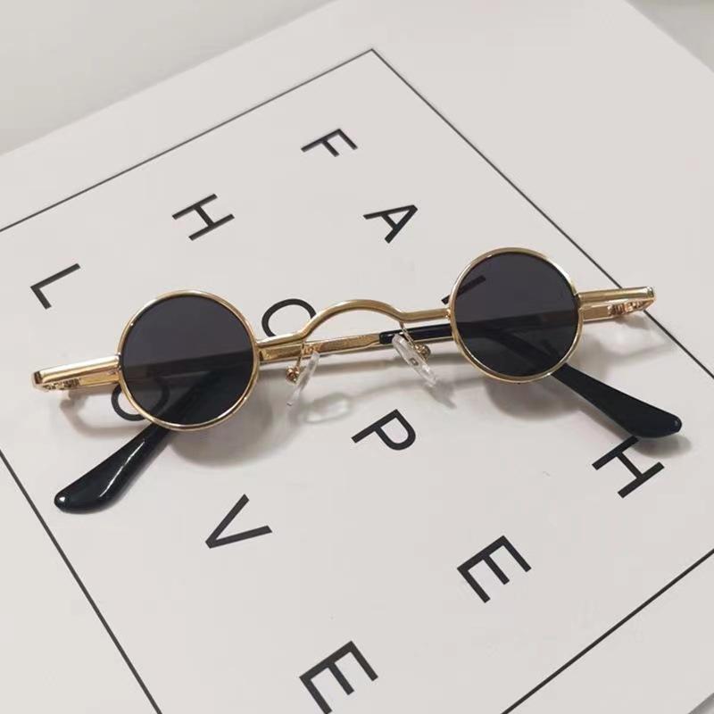 Retro Mini Sonnenbrille Rund Herren Metallrahmen Kleine Sonnenbrille mit rundem Rahmen Beliebte Farblinsen Mode nicht polarisierte Brille grau/gold