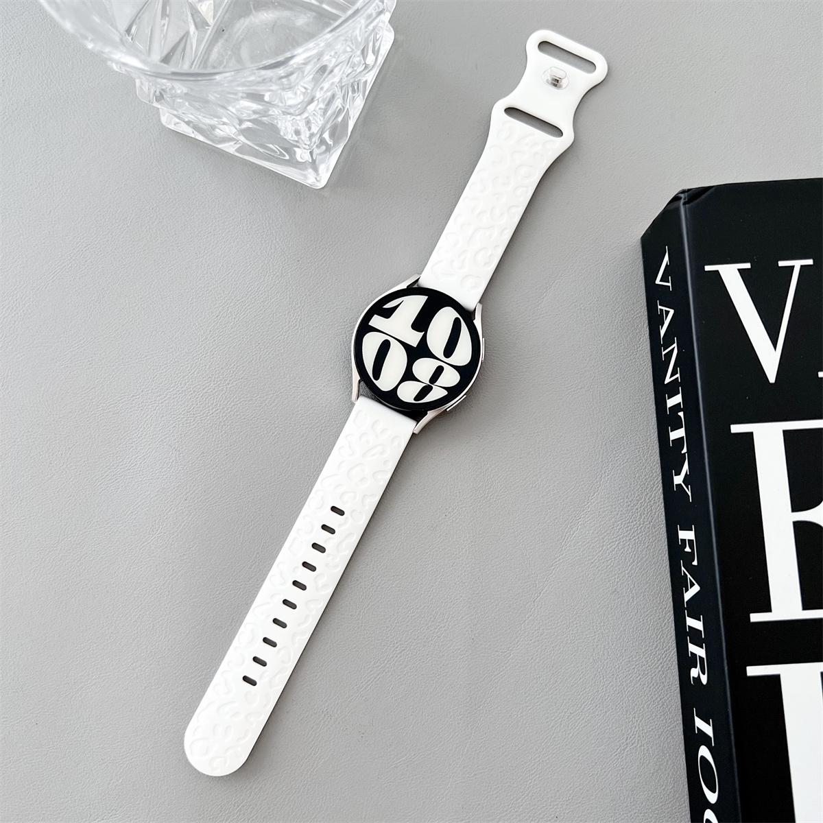 20 mm 22 mm Armband mit Leoparden-Gravur für Samsung Galaxy Watch 6 5 4 40 mm 44 mm Gear S3 Silikonarmband mit niedlichem Muster 6Classic 43 mm 47 mm Active 2 20mm weiß