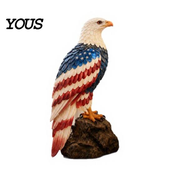Weißkopfseeadler Skulptur Lampe Amerikanische Flagge Adlerförmige Lampe, 250. Jahrestag Patriotischer Schreibtisch Realistische Tischdeko Federstruktur Lampe Vogelstatue rot