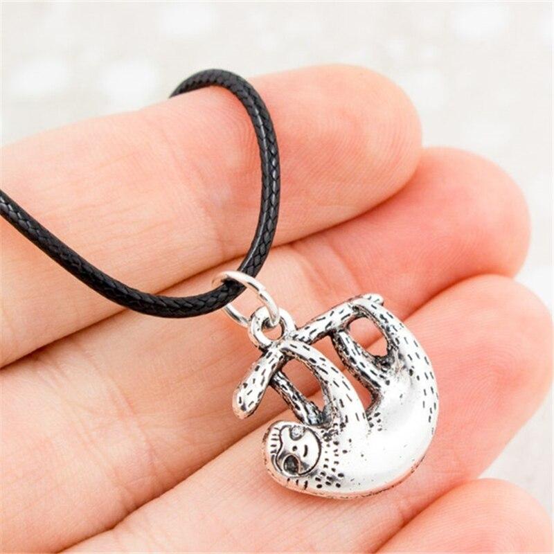 Faultier Halskette ,Tier Halskette ,Faultier Schmuck ,Faultier Geschenke ,Kurze Halskette ,Schwarzes Leder ,Niedlicher Tierschmuck beige