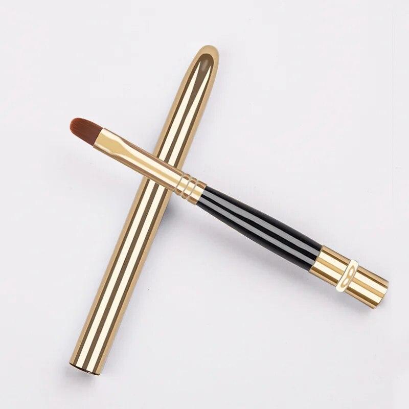 Tragbarer Lippen-Make-up-Pinselstift mit Metallgriff, kosmetischer Lipgloss-Lippenstift-Lipgloss-Pinsel mit Schutzkappe, Make-up-Pinsel gold