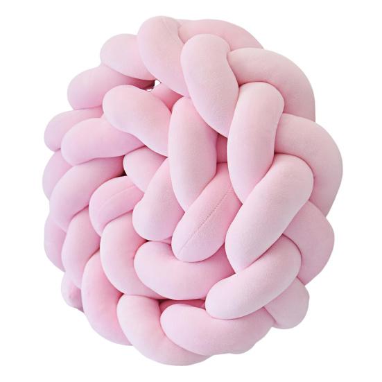Dekoratives Kissen, das die Seiten und Ecken von Betten und Sofas rundum schützt. Weiche Füllung aus PP-Baumwolle. Dreisträngiges Zopfdesign. Geflochtenes Kinderbett-Accessoire heißes rosa