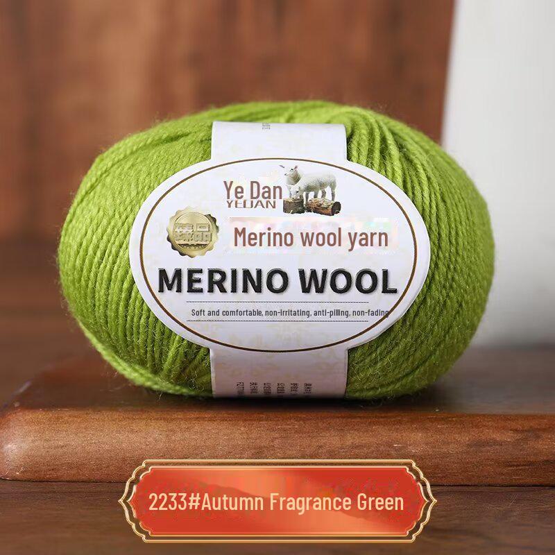 Handgewebtes 3-fädiges mitteldickes Merinowollgarn - ideal für Puppenpullover, Schals und Mützen. Aus 100 % Schafwolle.