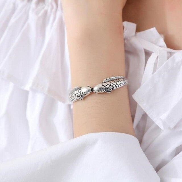 Neue exquisite süße Fische 925 Sterling Silber Schmuck nicht allergische Armbänder Fische Doppelfisch Ethno-Stil Retro Armreifen Sl006 schwarz
