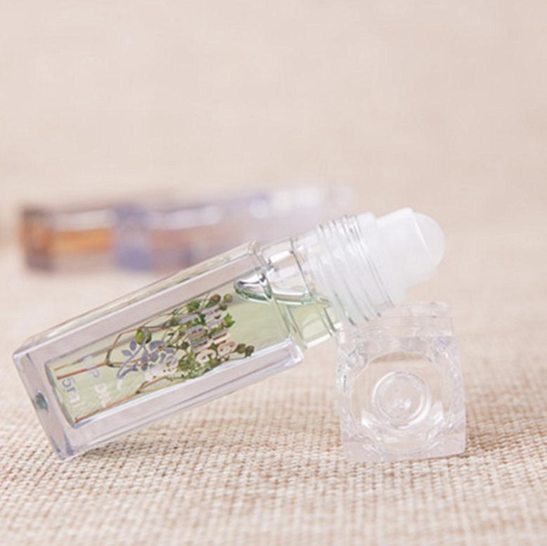 Getrocknete Blumen und frische Blumen Lippenstiftverarbeitung feuchtigkeitsspendender farbloser Lippenbalsam nährender und feuchtigkeitsspendender Lippenstift weiß