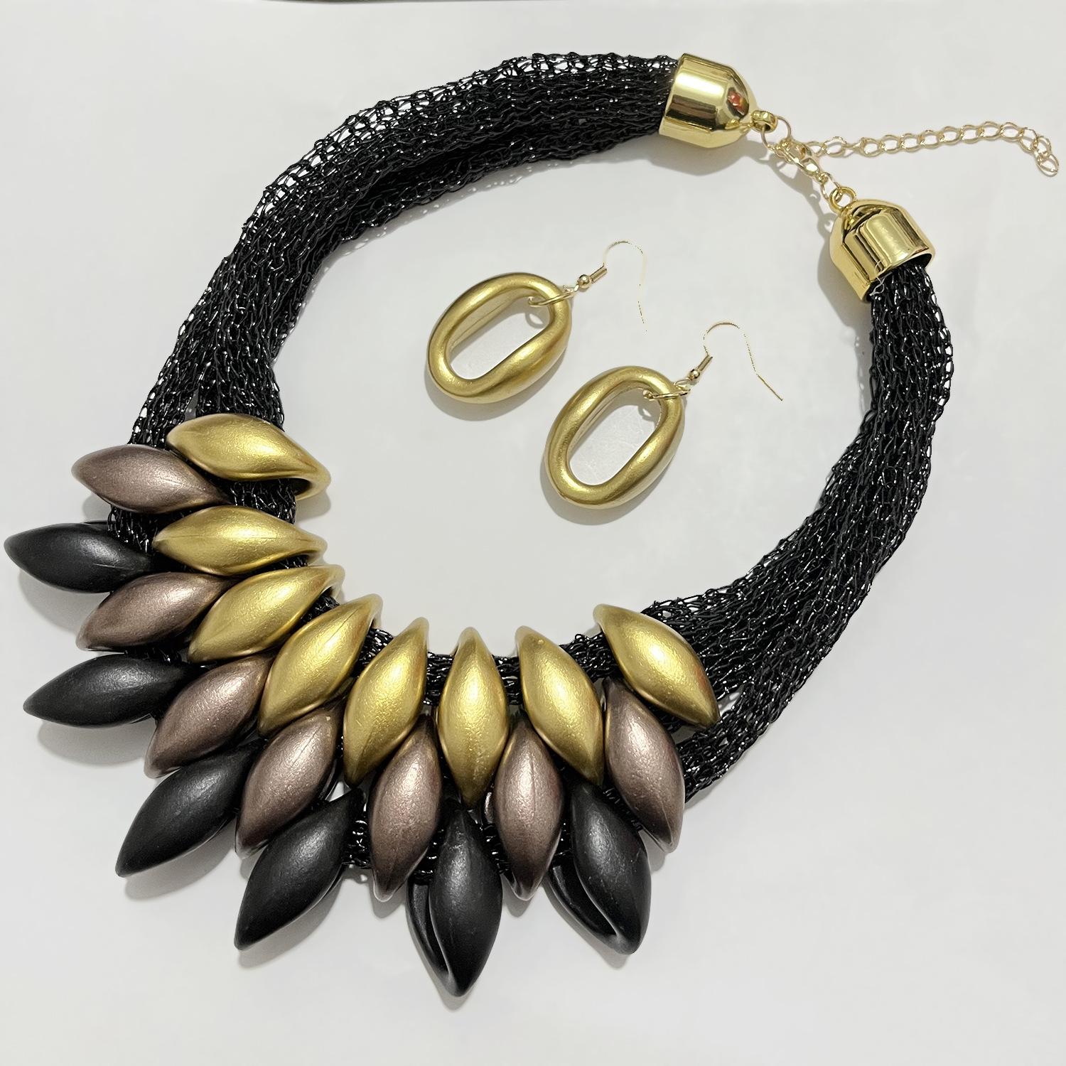 Neue goldene Halskette aus Baumwollseil mit Acrylquaste und Schmuck, modischer Schmuck großer Namen, übertriebene Schlüsselbeinkette für Frauen