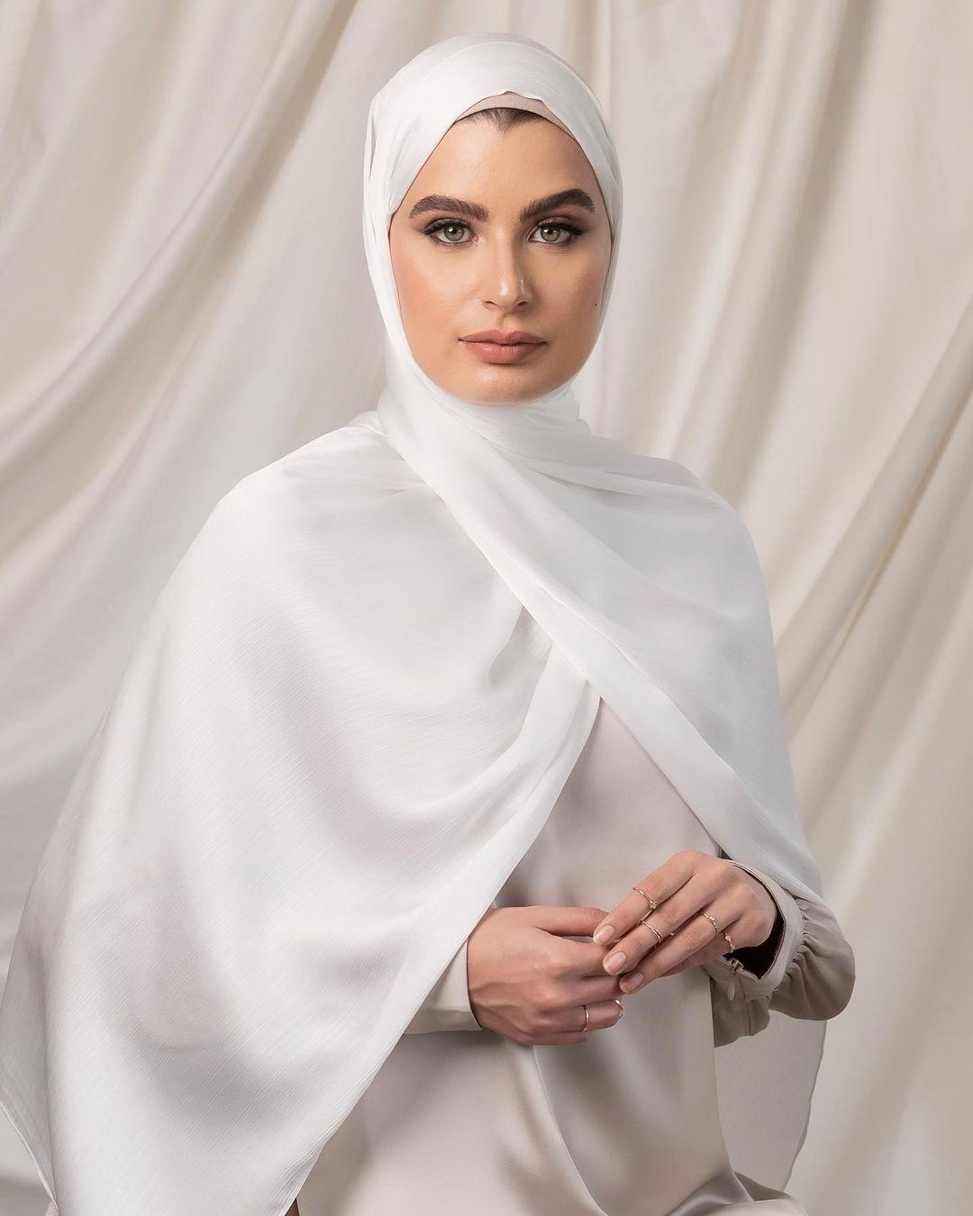Langer Trendiger Seidenkrepp Hijab Heiß Verkaufter Satin Crinkle Hijab für Muslimische Frauen Satin Hijab Islamisches Kopftuch