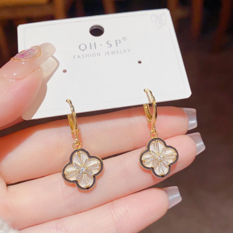 Temperamentvolle Mode Exquisite Mikro-eingelegte vierblättrige Ohrringe für Damen Persönlichkeit Nischendesign Ohrringe für Damen gold