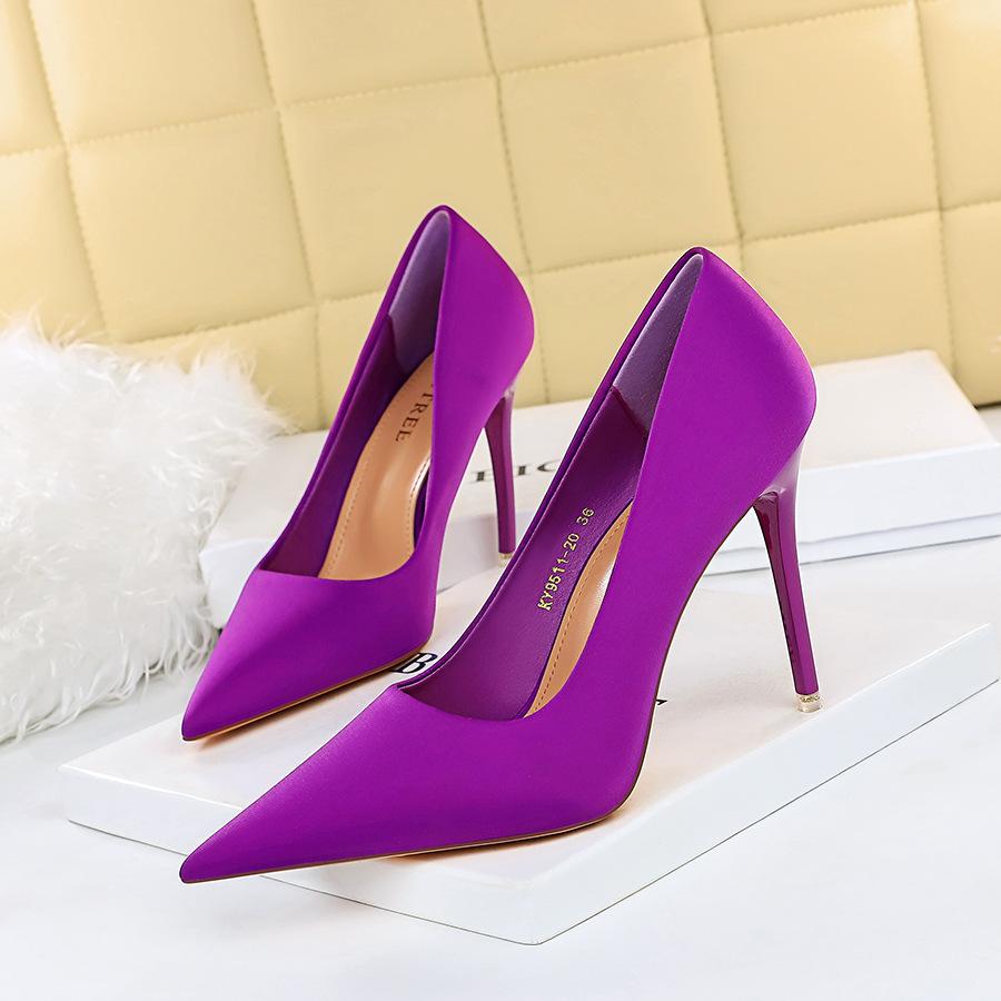 Damenmode High Heels Dünne Absätze 10,5 cm Super High Heels Satin Flacher Mund Spitze Einzelschuhe 42 violett