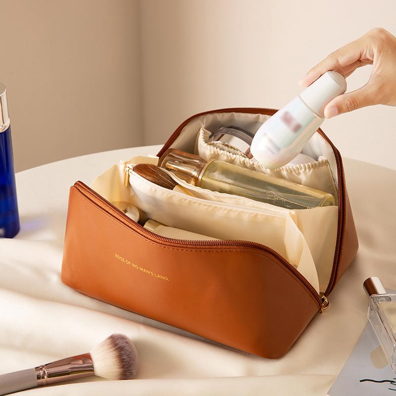 Große modische Reise-Kosmetiktasche aus Leder für Damen, Kosmetik-Organizer, Make-up-Tasche mit hoher Kapazität, Aufbewahrungstasche für Damen-Make-up-Box 1pcs braun