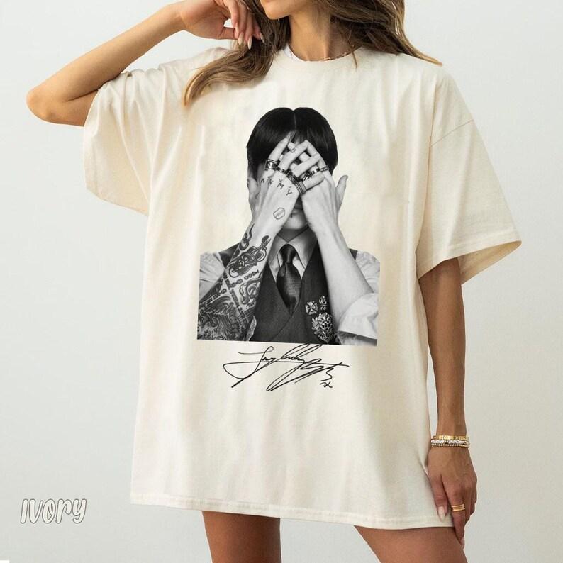 Arirang Bangtan Mitglieder Unterschrift Unisex Shirt, BTS Welttournee 2026 BT21, BTS Konzert Shirt, Retro 90er Jahre T-Shirt, BTS Merchandise, Kpop Musik Fan Geschenke XL hellbraun