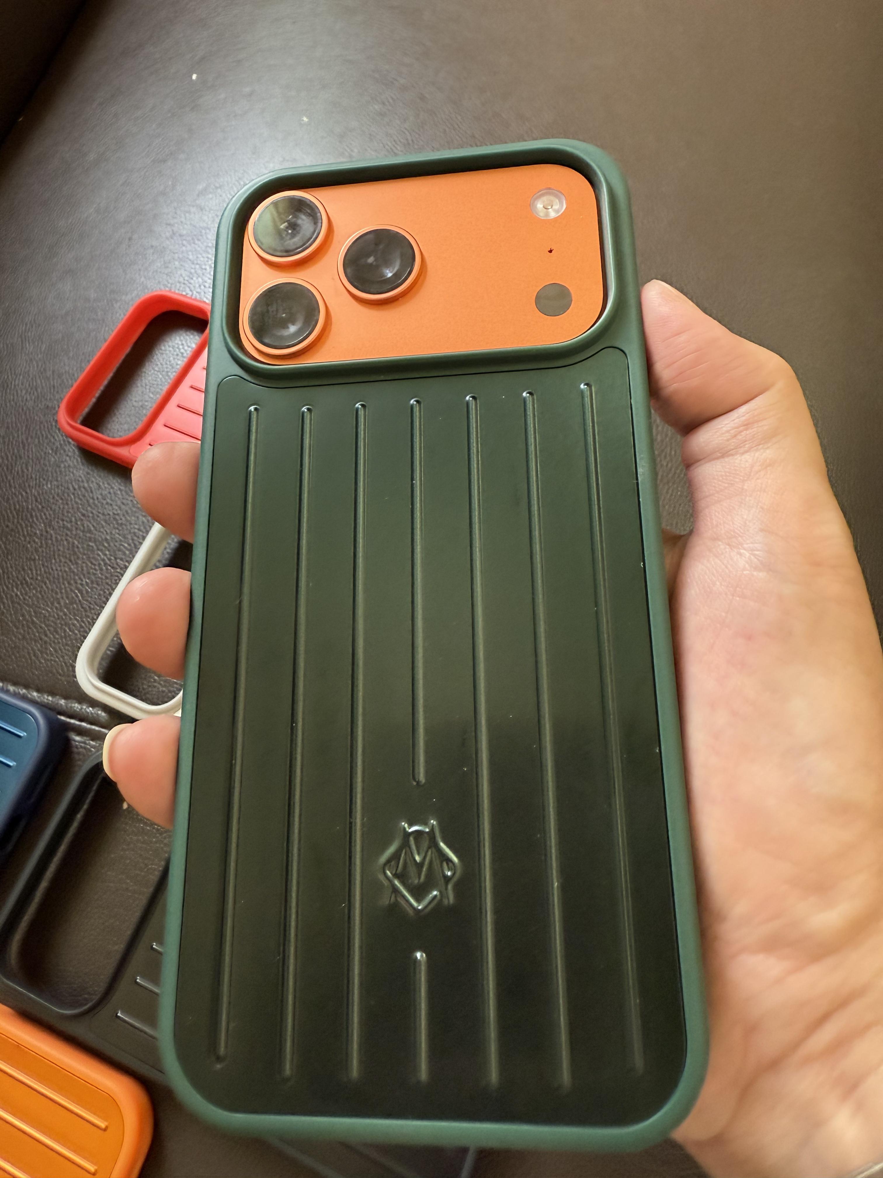 INS Stil Premium Luxus 3D Reisekoffer Handyhülle für iPhone 17 Pro Max 16 15 14 Aluminiumlegierung Rückenschutzabdeckung mit Geschenkbox-Verpackung iPhone 16 Pro Max grün
