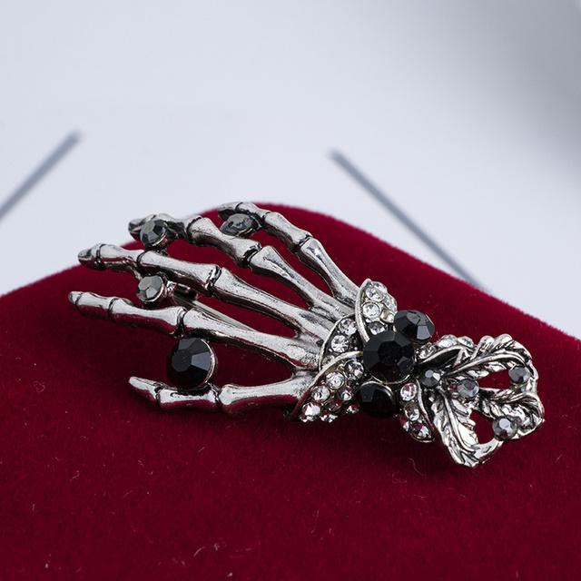 Retro Herren Brosche High-End Strass Mode Punk Corsage Persönlichkeit Trendy Männlich Hip Hop Totenkopf Hand Abzeichen Pin gray