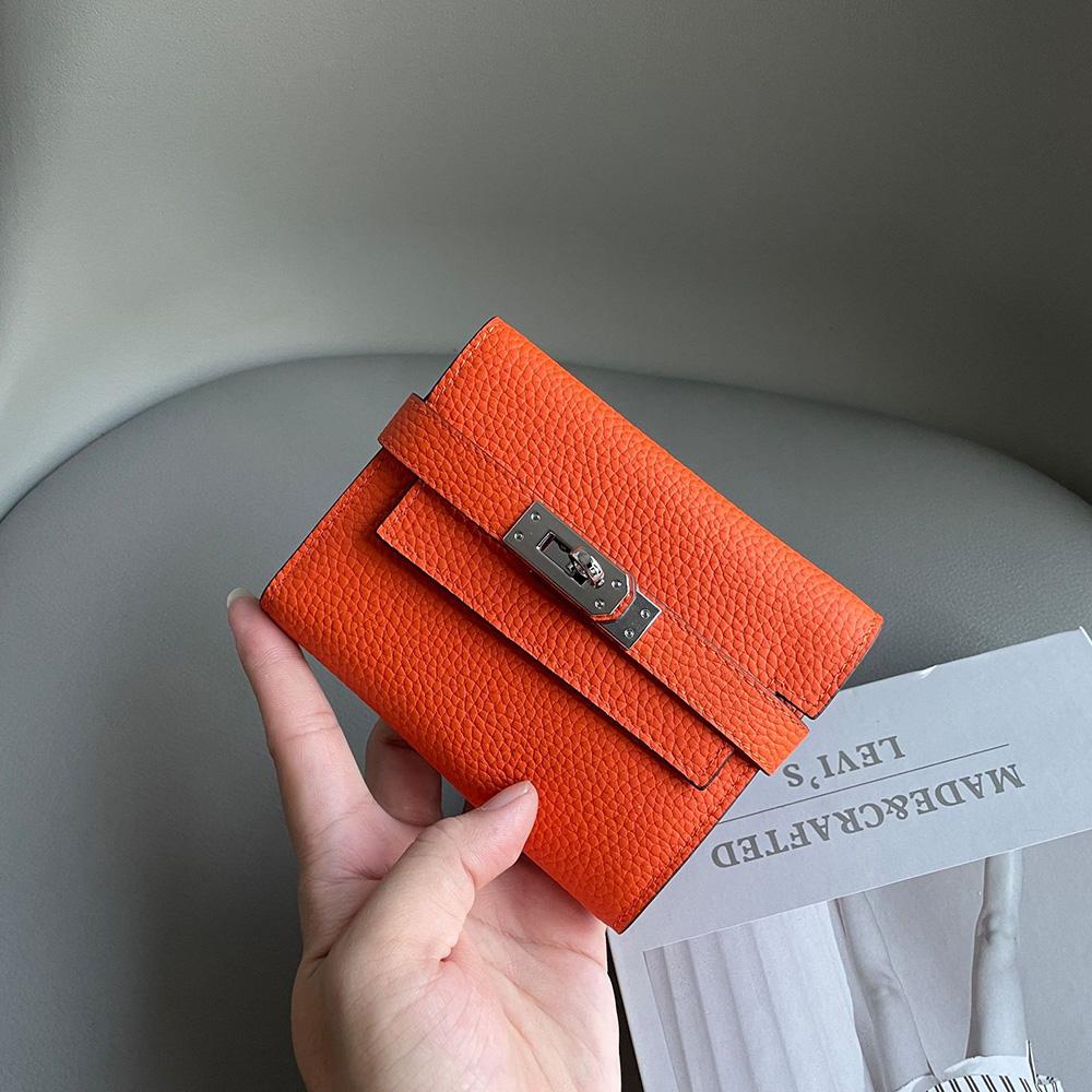Luxuriöse Damen Geldbörsen aus echtem Leder Erste Schicht Rindsleder Kurze Geldbörse Markenstil Silberfarbener Drehverschluss Geldbörse Geldscheinfach Ohne Logo orange