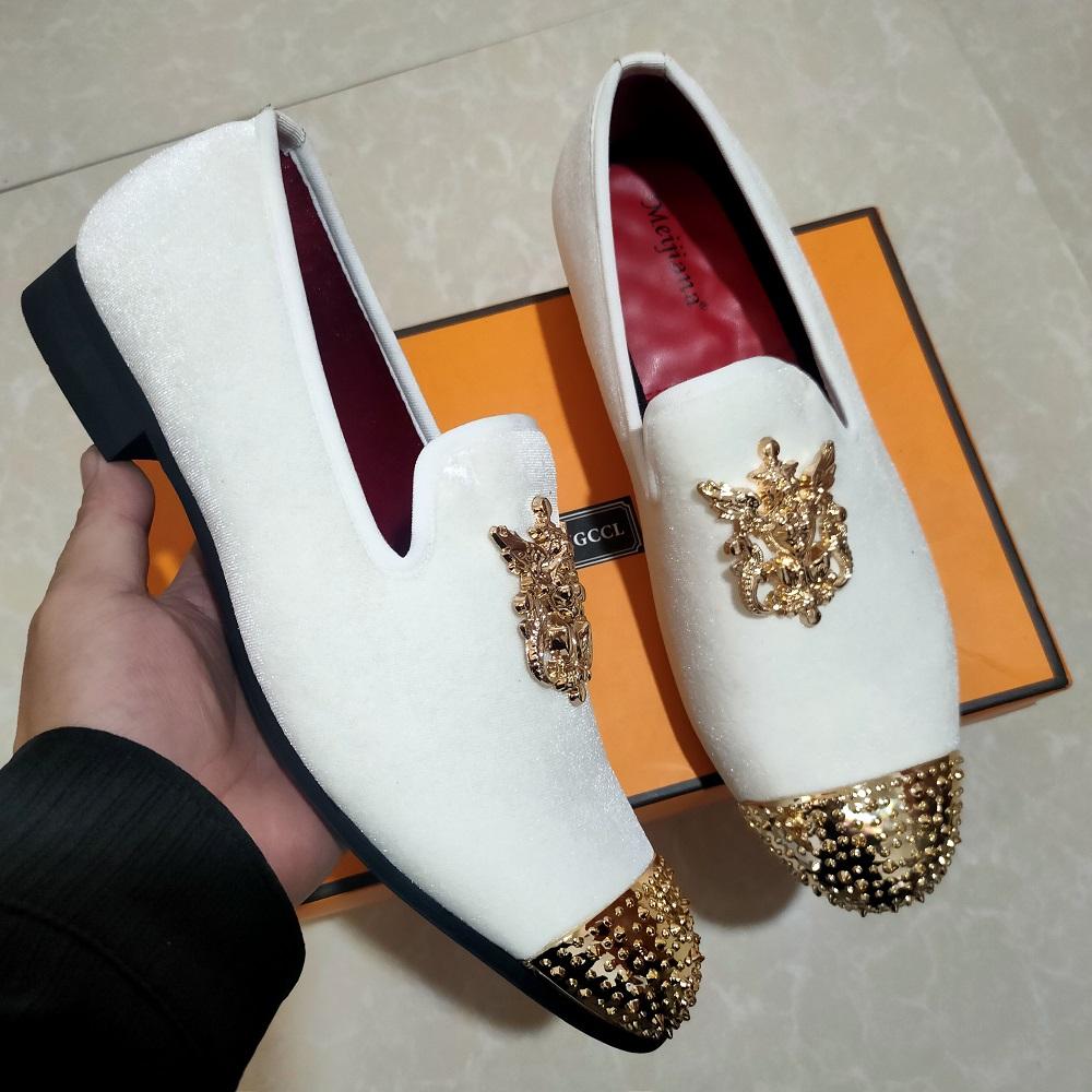 Mode Mode Herren Party und Hochzeit handgefertigte Slipper Samtschuhe mit goldener Schnalle Herrenkleiderschuh b25 43 weiß
