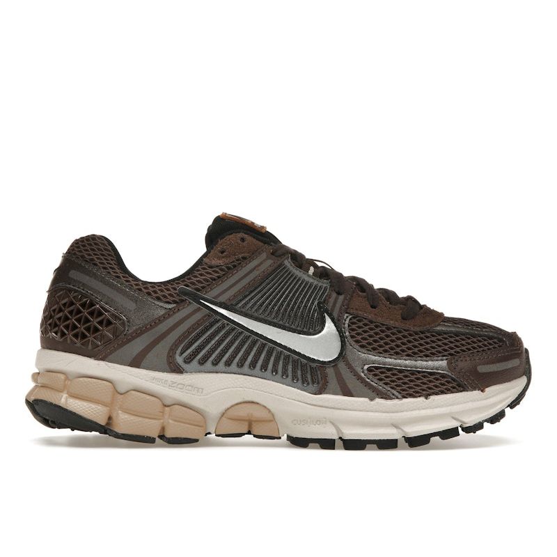 Nike Air Zoom Vomero 5 Barockbraun Damen Sneaker Chrom Hell-Eichenholzbraun Hanf FN6742-201 35.5