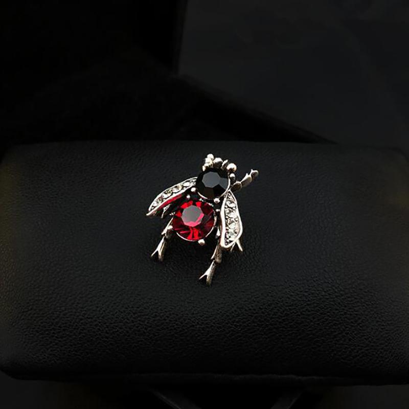 Vintage Biene Brosche Trend Kreative Insekten Corsage Kreative Anti-Licht Pin rot