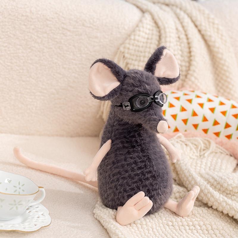 1 Stück Kawaii 25CM Traurige Maus Plüschtiere Plüsch Graue Maus mit Zubehör Niedliche Puppe trägt Hut Tasche Brille Geburtstagsgeschenk für Kinder about 25cm