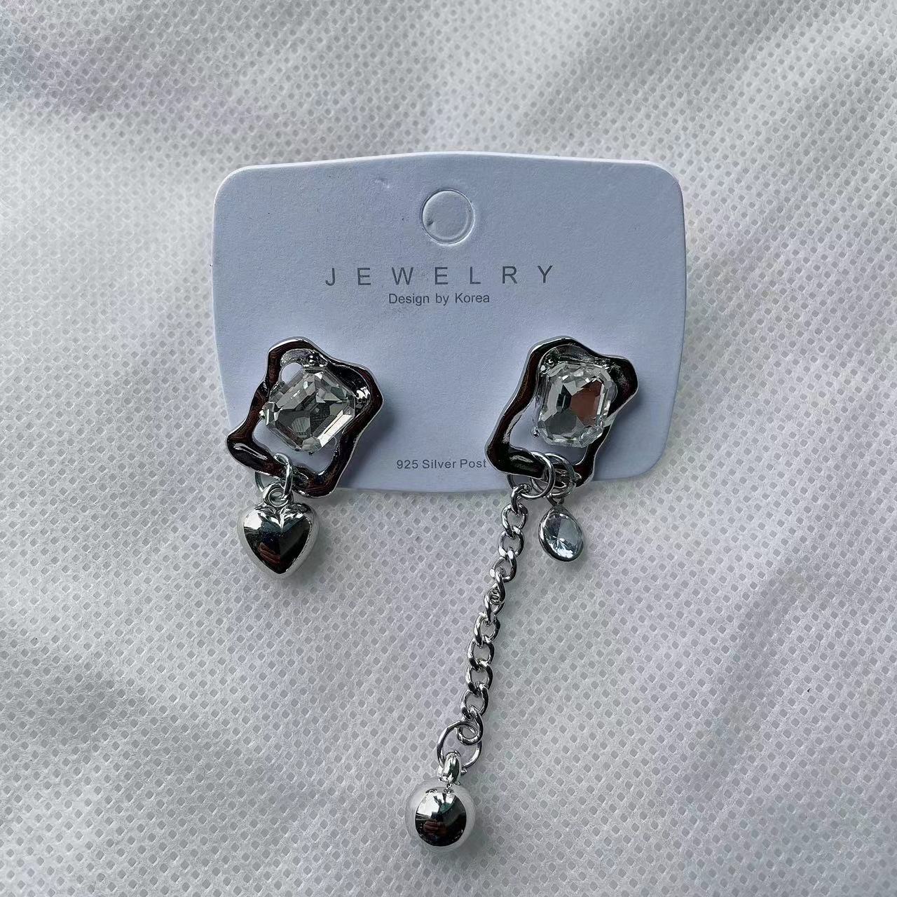 Asymmetrische Liebeskristall-Ohrringe für Damen, Retro-Ohrringe im Hongkong-Stil, Neue Cool-Style-Legierungs-Ohrringe, Party-Accessoire für Mädchen