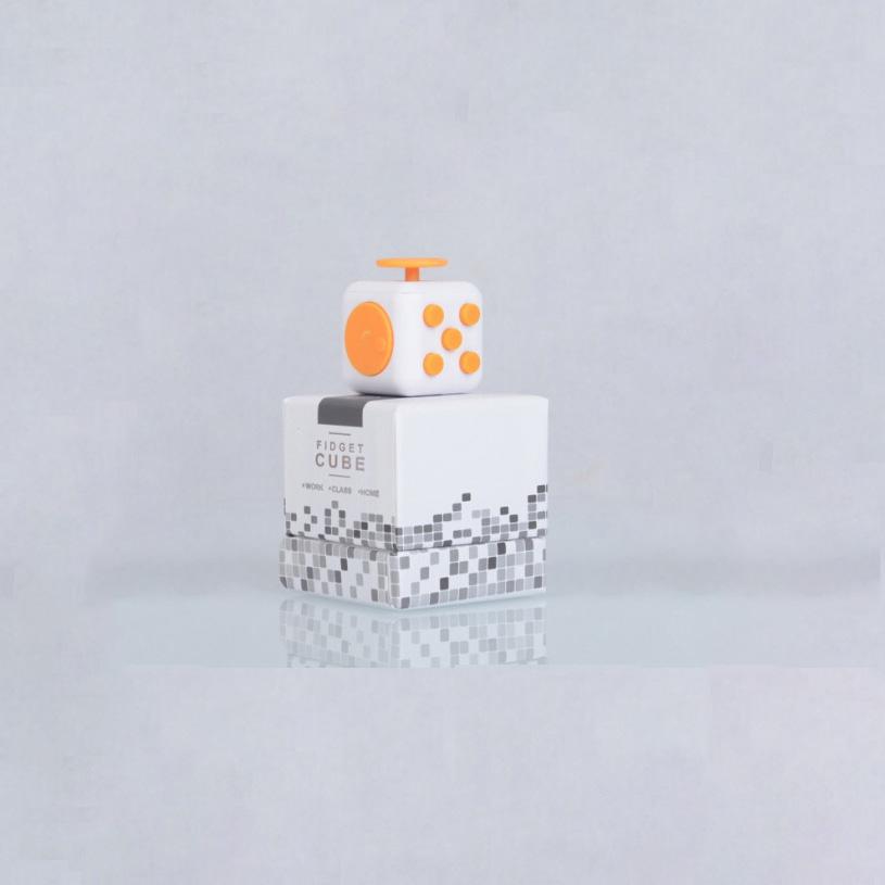Fidget Cube Stress Angst Druckentlastendes Spielzeug Ideal für Erwachsene und Kinder [Geschenkidee] [Entspannendes Spielzeug] [Stressabbau] [Weiches Material] 4.2x4.2x4.2cm weiß/gelb