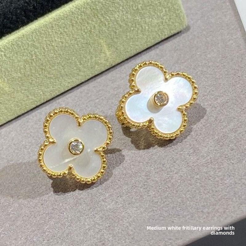 Hochwertige vierblättrige Kleeblatt-Ohrringschließe Ohrringe aus weißem Perlmutt Ohrringe aus rotem Chalcedon Ohrringe aus schwarzem Achat beige