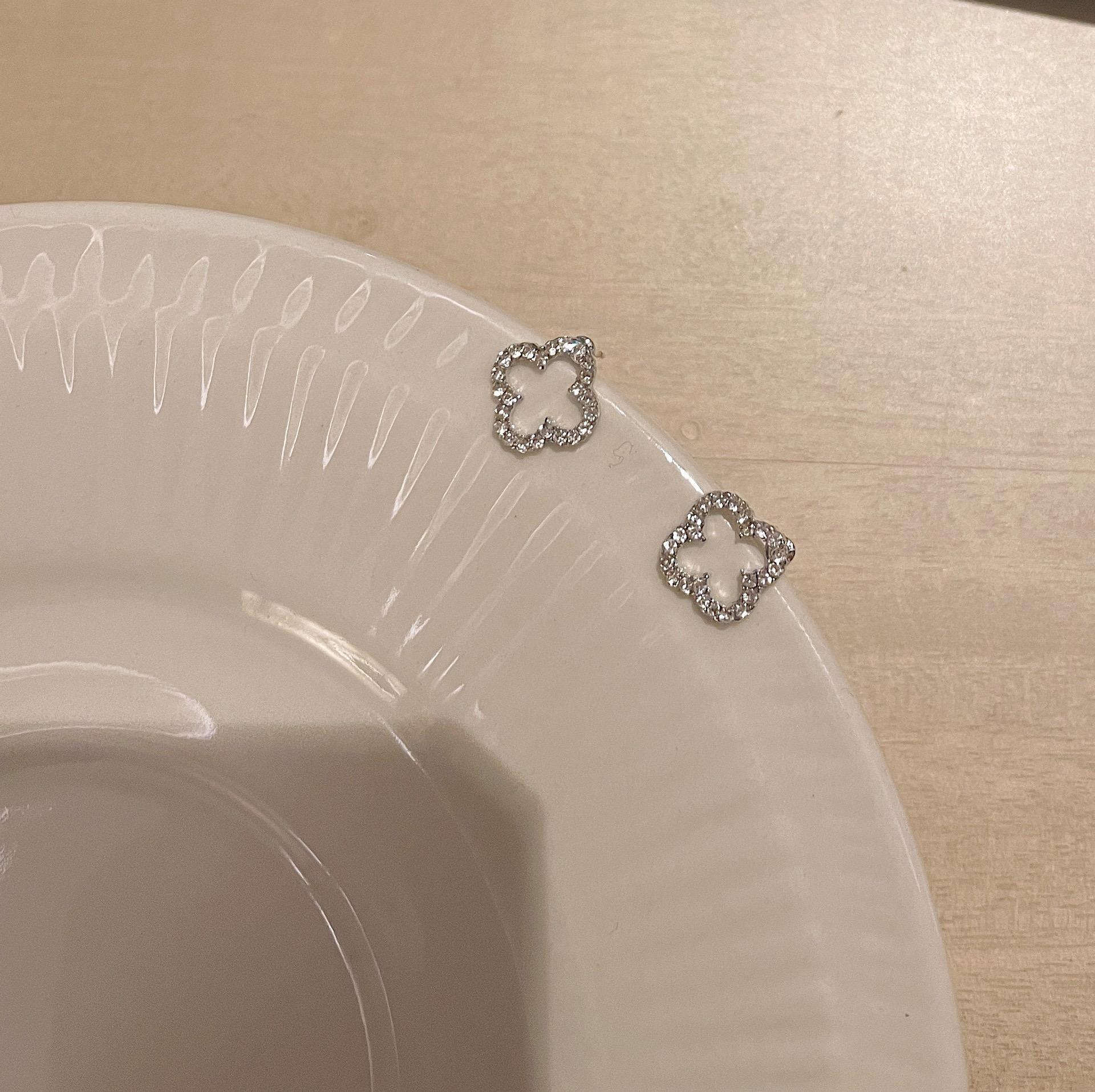 Vierblättriges Kleeblatt, ausgehöhlte Ohrringe, modische geometrische kleine Ohrringe, weiblich, leichter Luxus, einfache Nischen-Design-Ohrringe silber