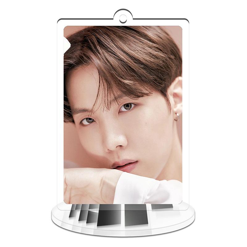 BTS Weicher Ton Stand Schlüsselanhänger, Bangtan Boys Sanftes Porträt Foto Schlüsselanhänger mit Ständer, Kpop ARMY Fans Sammlerstück Schreibtischdekoration J-HOPE