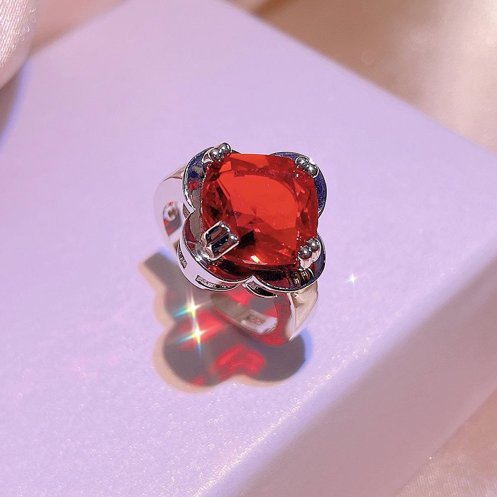 Brillanter Schmuck Dreiteiliges Set für Damen Mode Roter Zirkon Schmuck Verstellbarer Ring Kleeblattform Ohrring Halskette Schmuckset gray