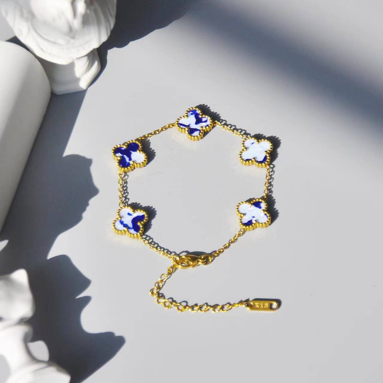 Neues Armband mit vier Blättern und Glücksfarbe, Farbblock-Serie, modisches Armband, Beimu-Armband mit fünf Blumen 22cm blau