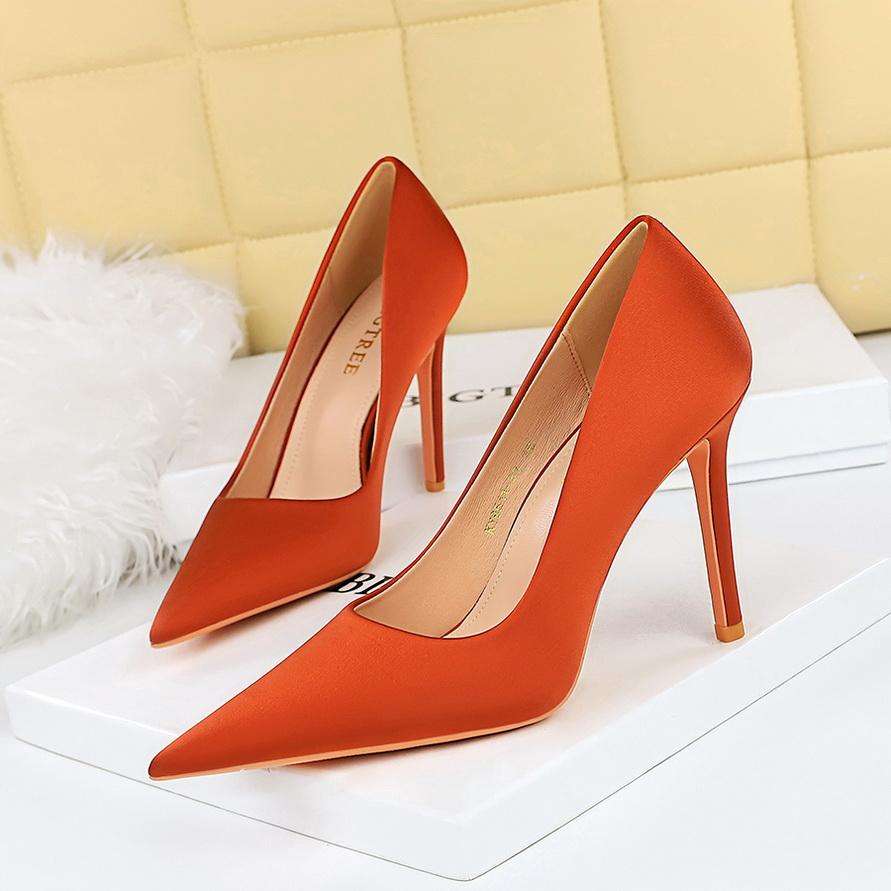 Frühling und Herbst Mode einfache Seide High Heels schlanke Absätze flacher Mund spitze Damenschuhe Bankett High Heels einzelne Schuhe 42 orange