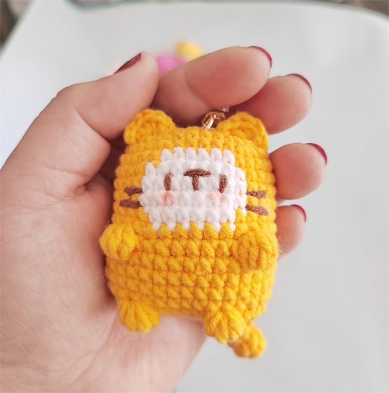 Mini-Katzenpuppen-Serie Häkel-Schlüsselanhänger Niedlicher Kätzchen-Schlüsselanhänger Gestrickter Puppen-Schlüsselanhänger Für Partnergeschenke Benutzerdefinierte Auto-Schlüsselanhänger brown