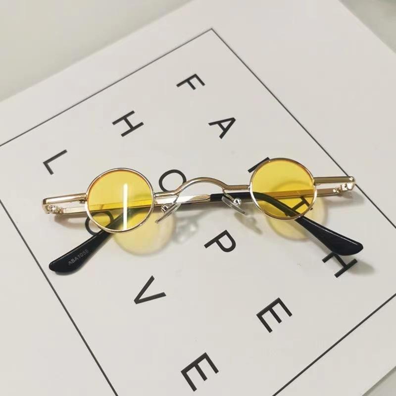 Retro Mini Sonnenbrille Rund Herren Metallrahmen Kleine Sonnenbrille mit rundem Rahmen Beliebte Farblinsen Mode nicht polarisierte Brille gold/gelb