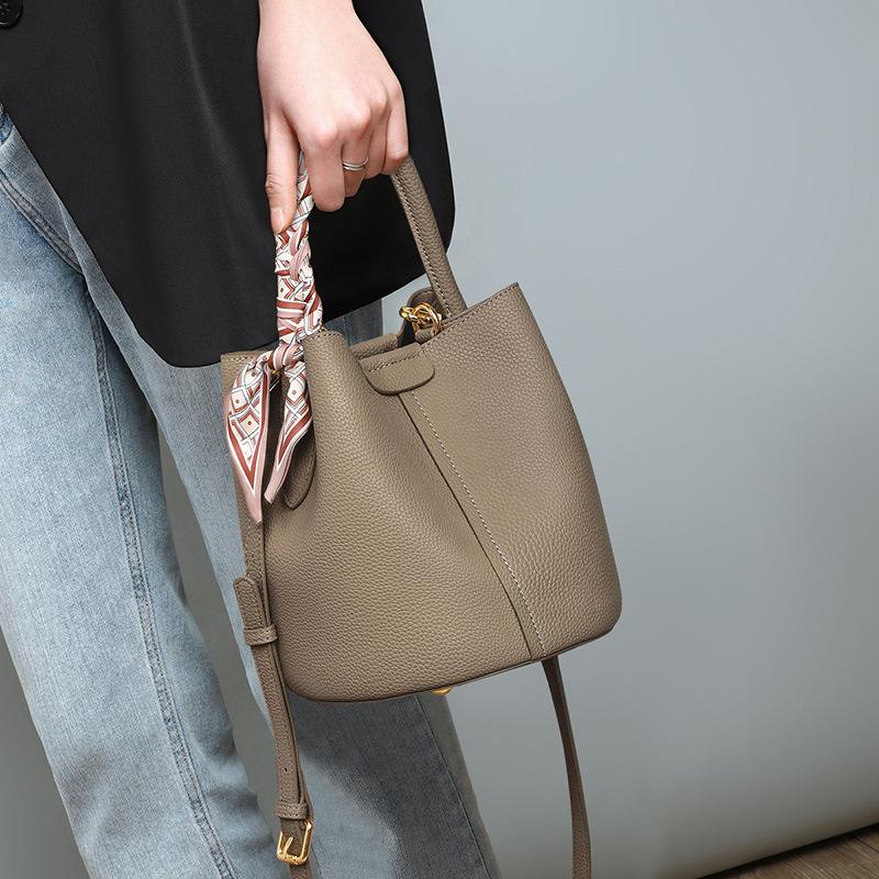 Eine vielseitige Handtasche, eine kleine Tragetasche, der neue High-End-Trend dieses Jahres: Umhängetaschen aus echtem Leder für Pendler gray