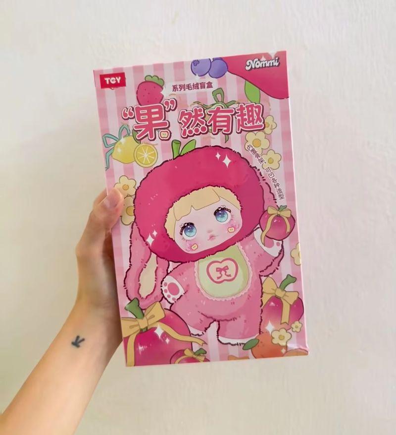 Nommi V3 Fruits Serie Vinyl Blind Box Mystery Überraschung Actionfigur Sammlerpuppe Taschenanhänger Trendiges Spielzeug Geschenk für Alle Altersgruppen W143682WW- pink