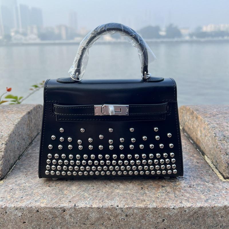 Neue H Leder Rindsleder Damen Tasche BOX glänzend Leder Lack Nieten Tasche Handheld einzelne Schulter Mini Tasche 19x7x15cm schwarz
