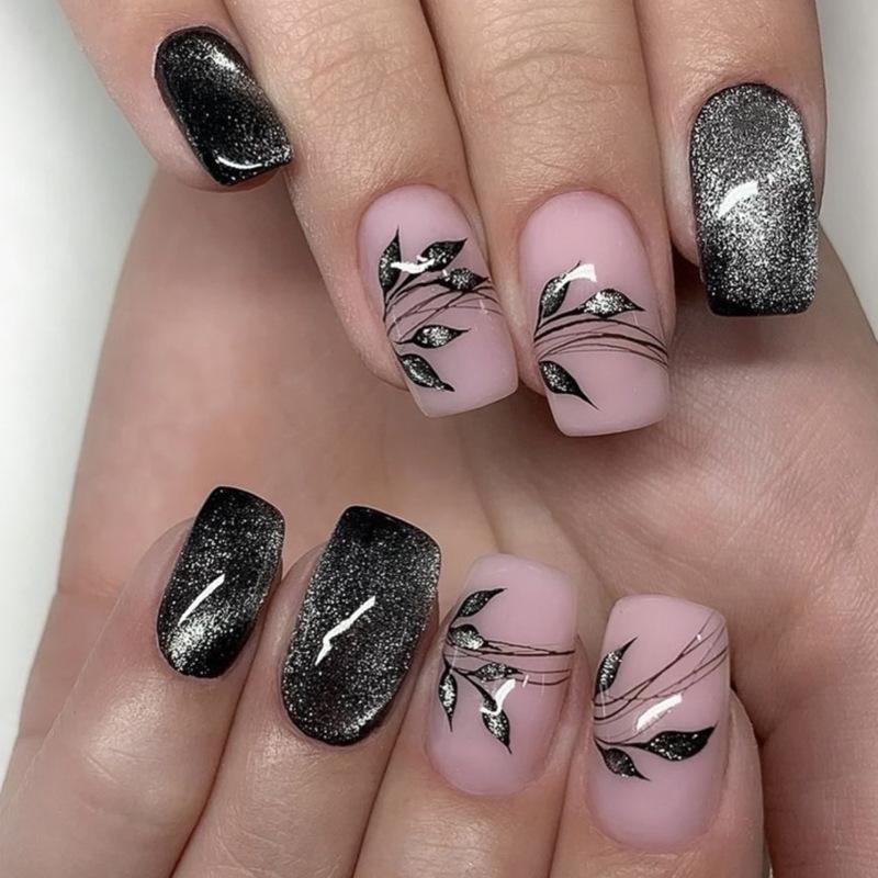 24 Stück Schlichte Dunkle Mittellange Quadratische Aufdrücknägel Goldfolien Schmetterlingsmuster Französische Künstliche Nägel für Frauen Tragbare Falsche Nagelspitzen