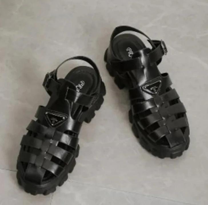 2024 Hochwertige geschlossene Zehensandalen für Damen, römische Sommerschuhe mit Schnallenriemen, solide Plattform, quadratischer Absatz, runde Zehenpartie, Strandschuhe 43 schwarz