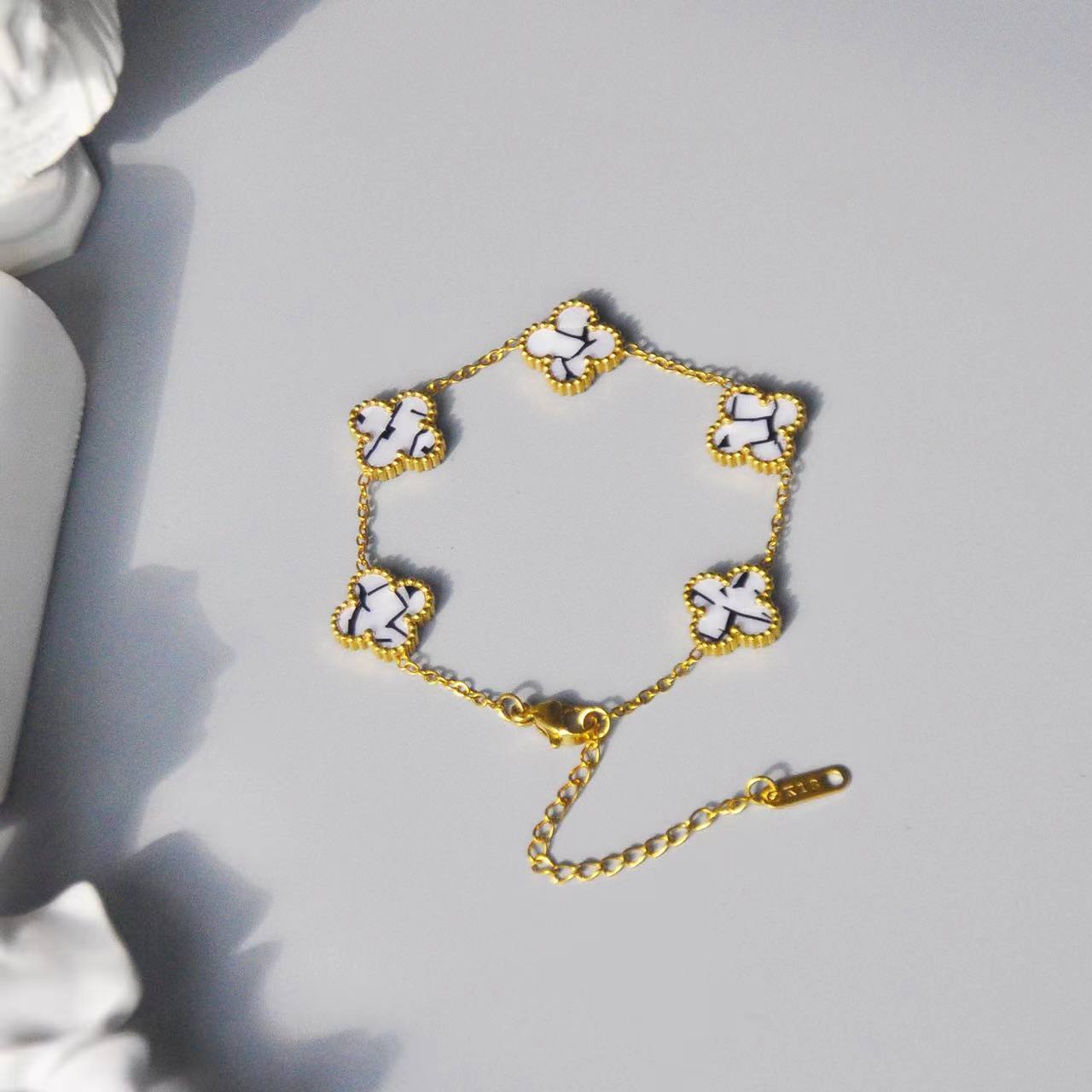 Neues Armband mit vier Blättern und Glücksfarbe, Farbblock-Serie, modisches Armband, Beimu-Armband mit fünf Blumen 22cm weiß